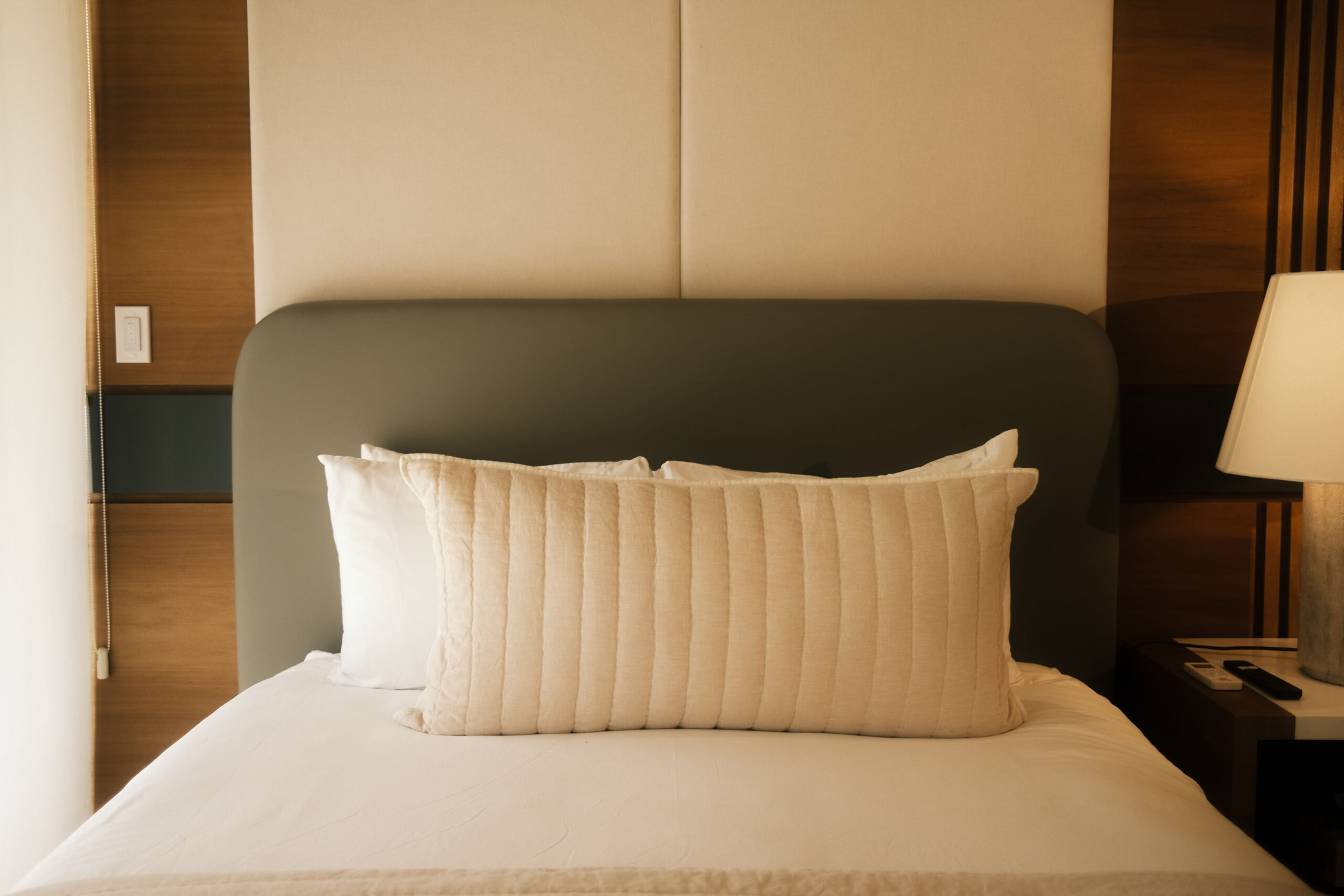double-suite-pillow-headboard-detail-casa-piedra-de-agua