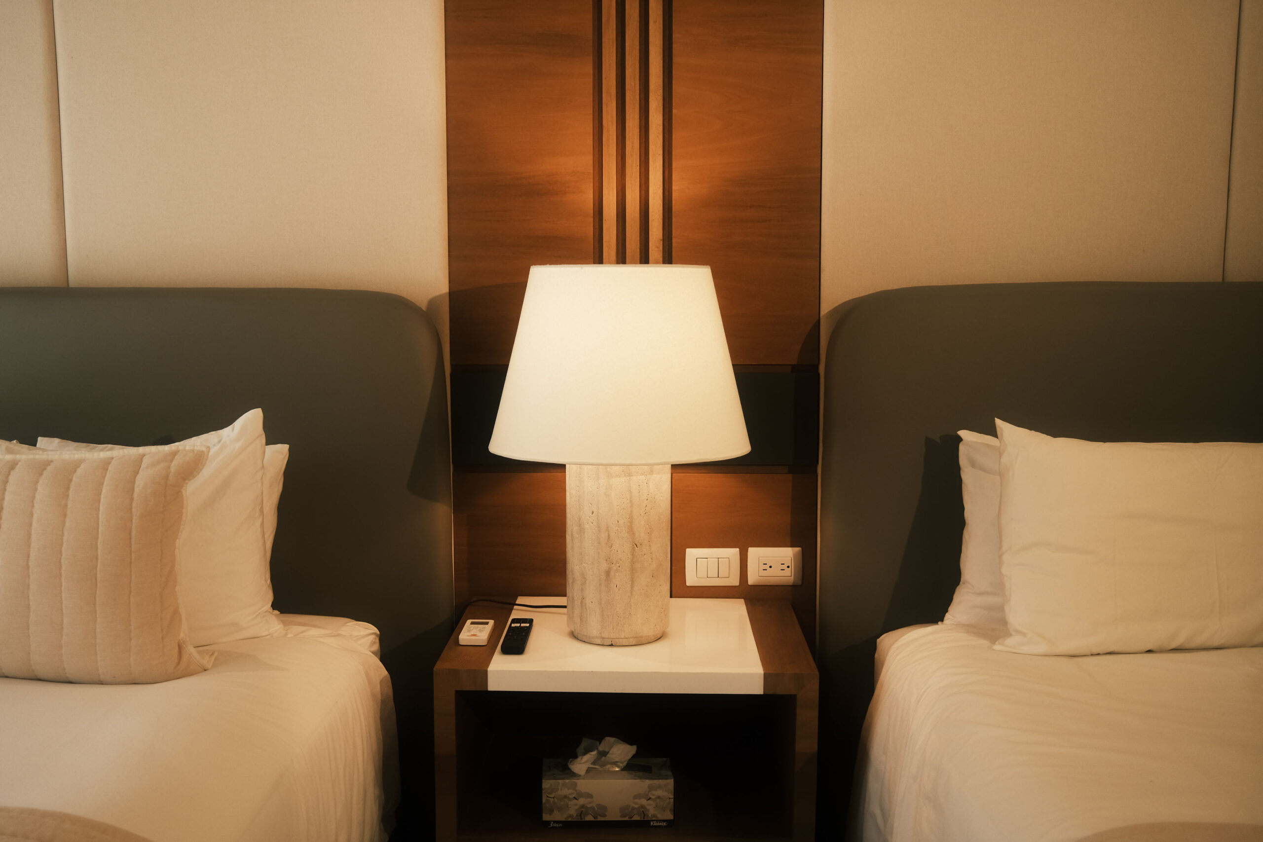 double-suite-symmetric-beds-detail-casa-piedra-de-agua