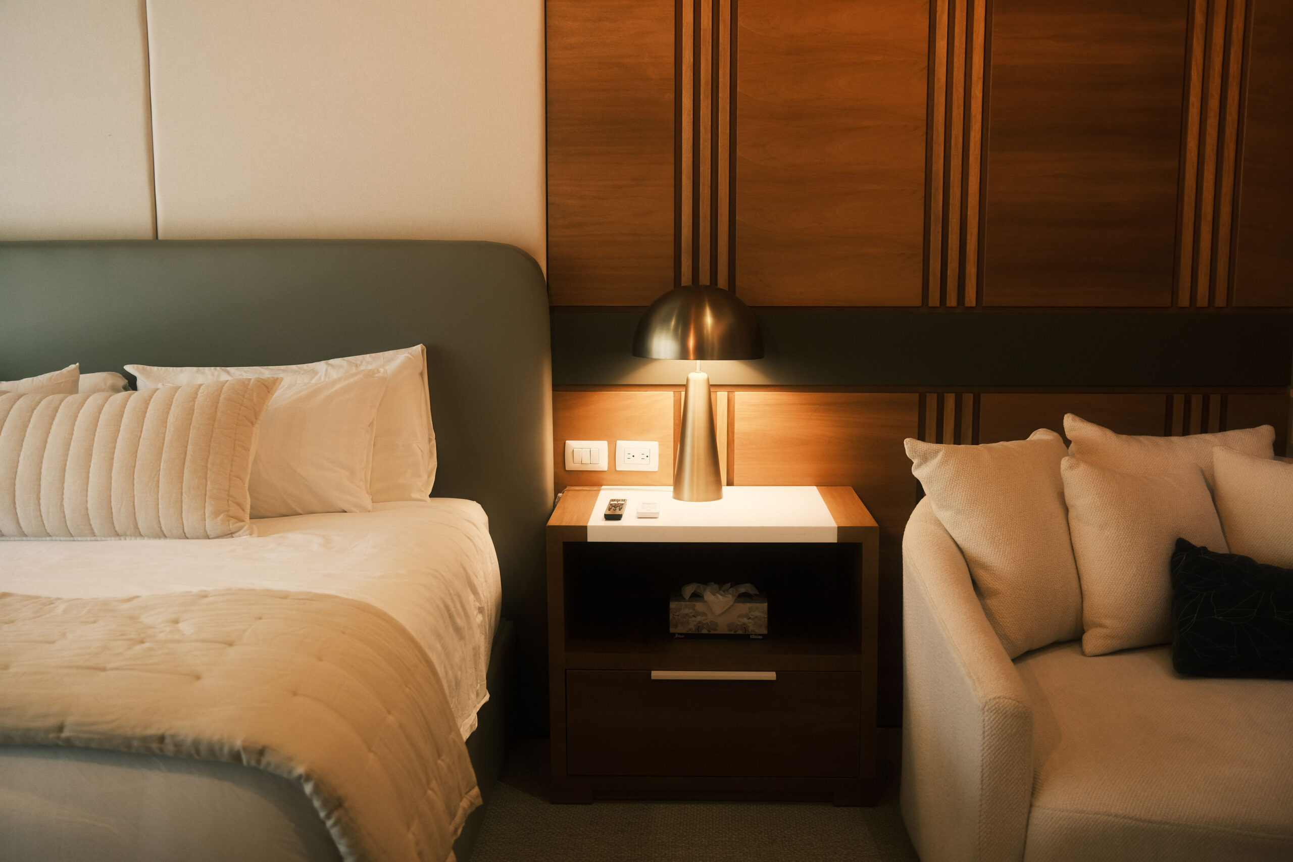 king-suite-bed-nightstand-sofa-casa-piedra-de-agua