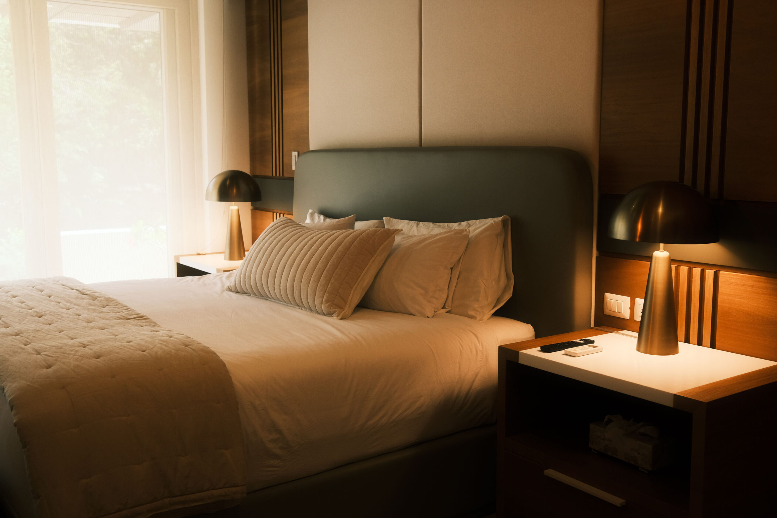 king-suite-full-bedroom-gold-lamps-casa-piedra-de-agua