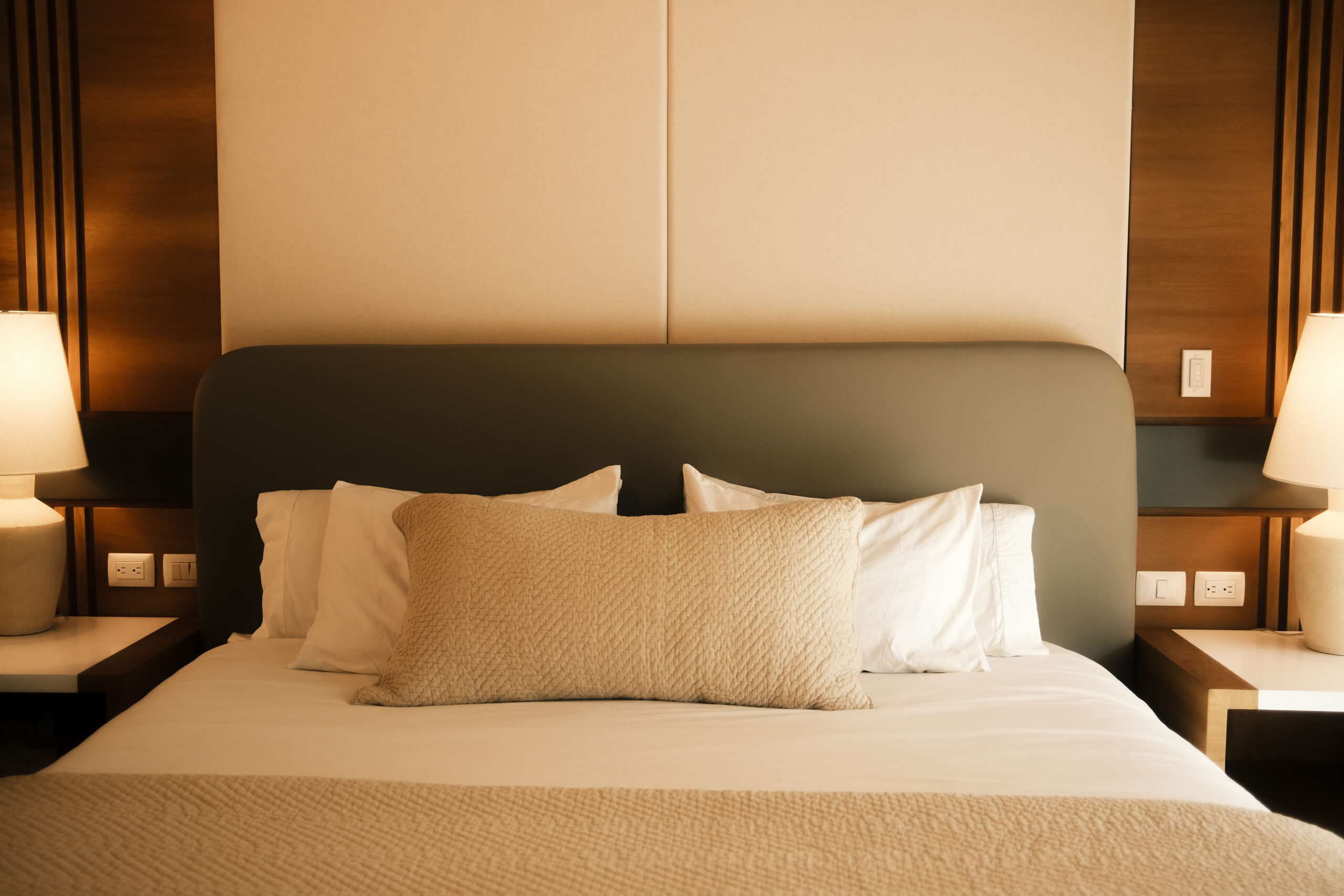 king-suite-headboard-pillows-detail-casa-piedra-de-agua