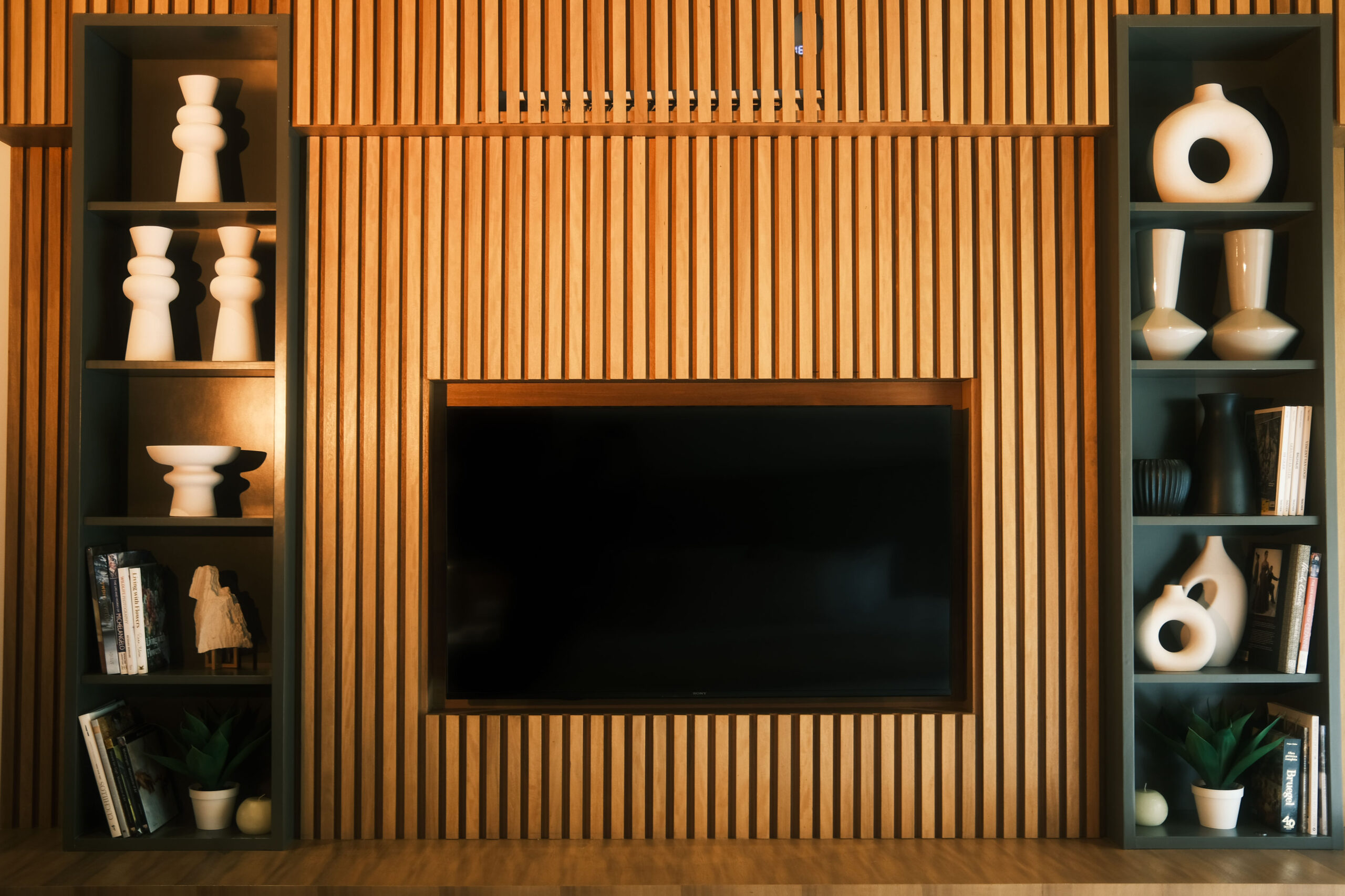 king-suite-tv-wall-wood-shelving-casa-piedra-de-agua